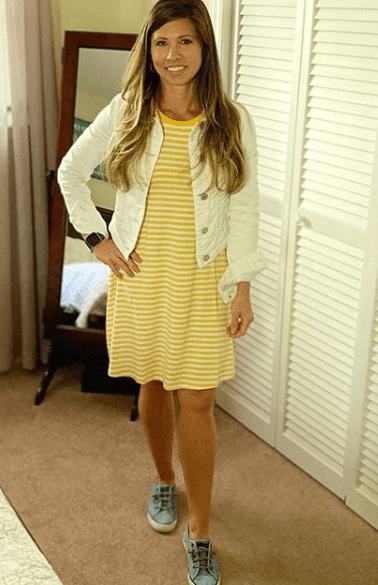 желтое платье с кроссовками