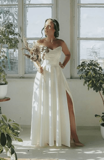 невеста в кружевном платье 